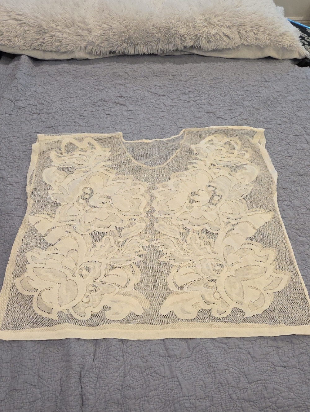 Beautiful White Floral Lace Overlay Top Size XL! - Picture 3 of 5